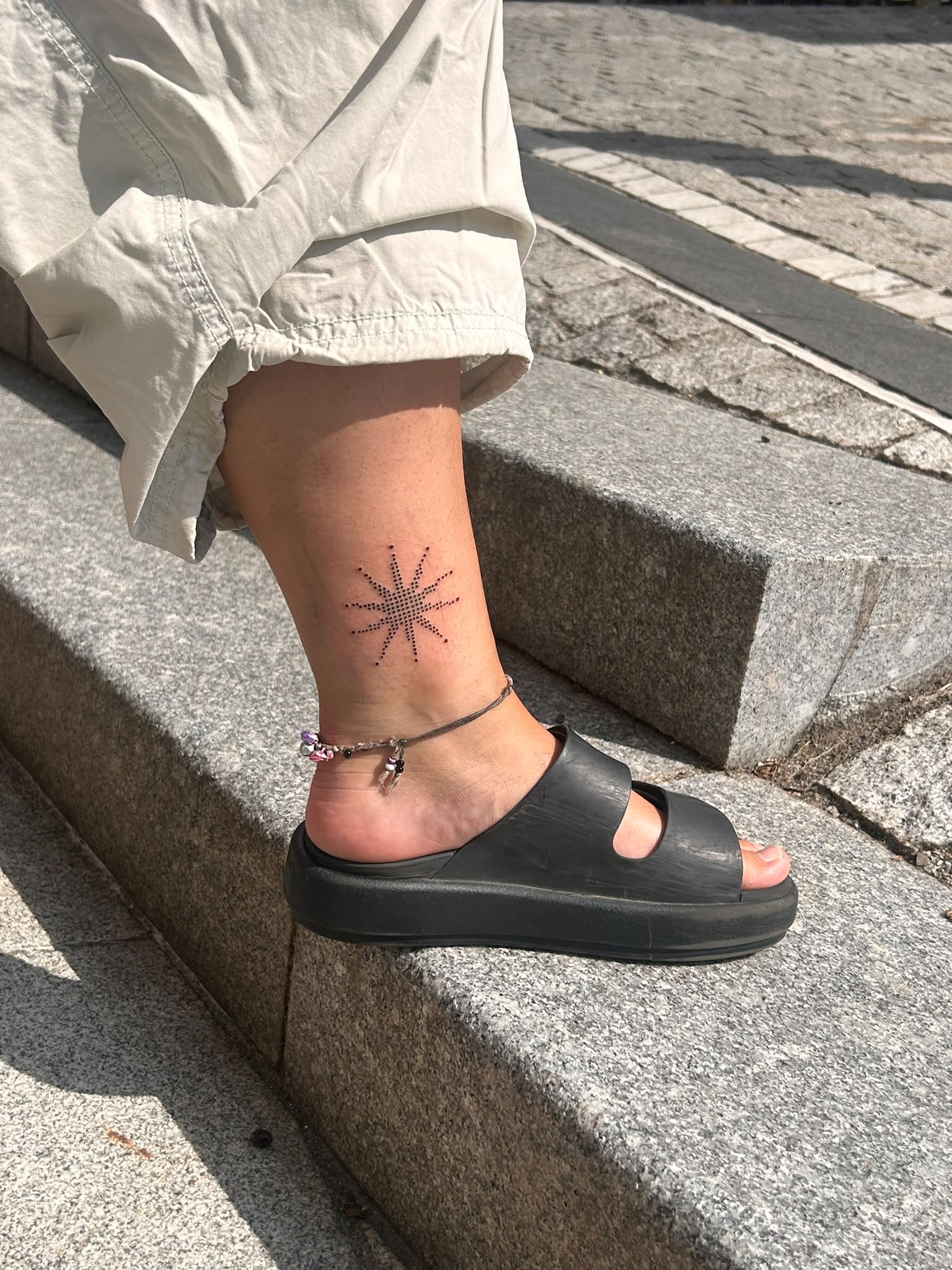 Tatouage dotwork étoile cheville