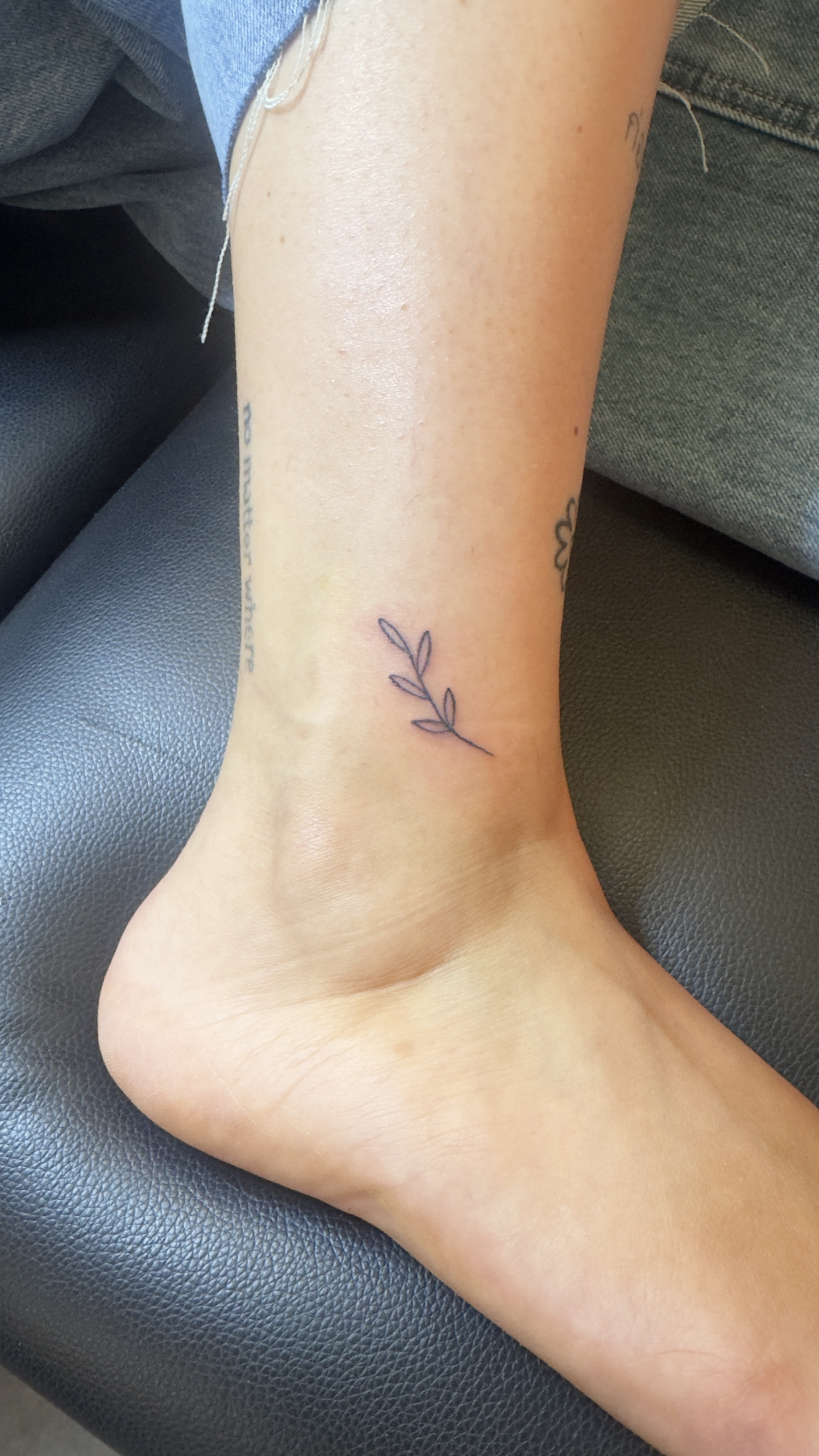 Tatouage fine line feuille cheville