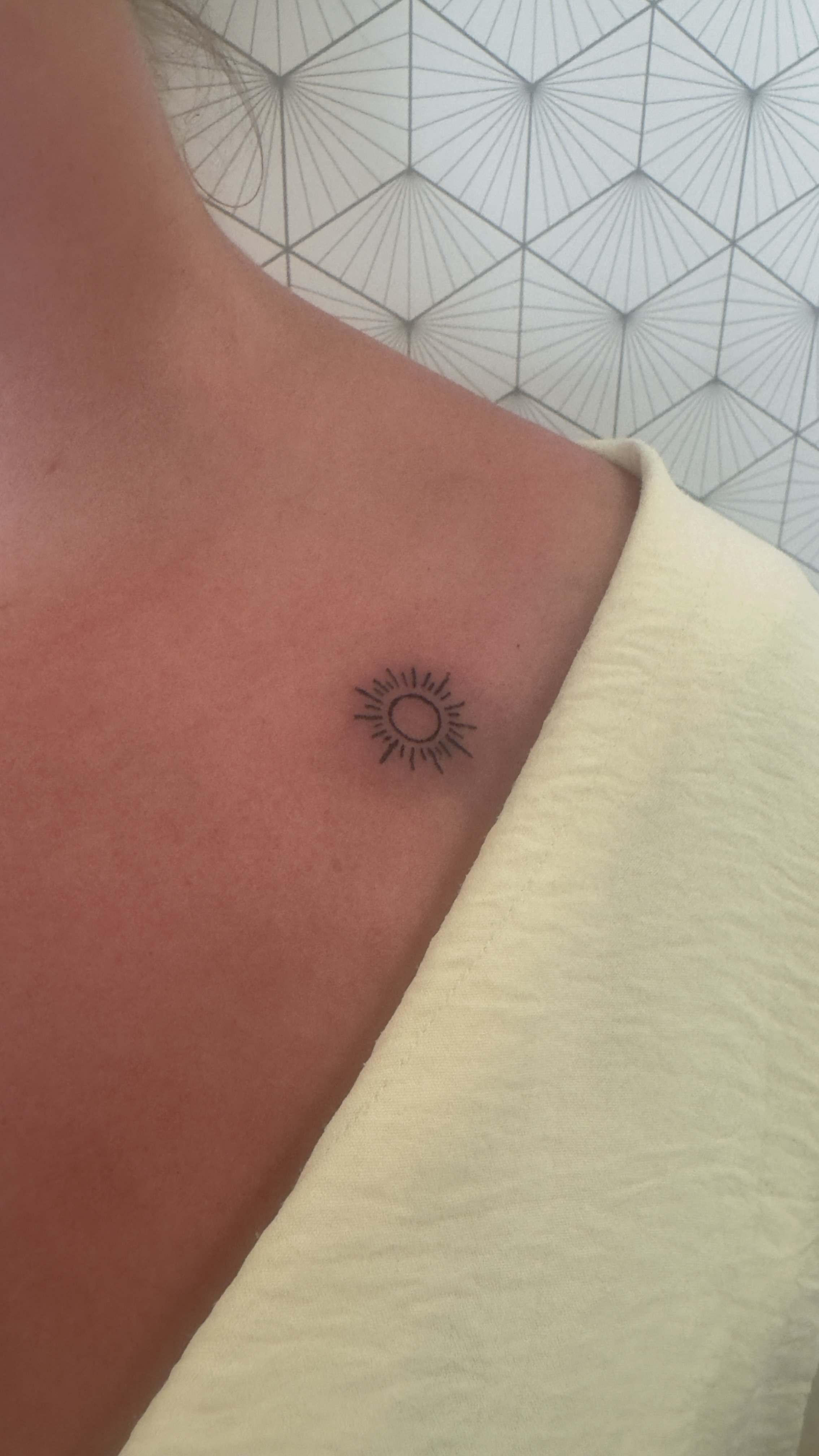 Tatouage fine line soleil cou