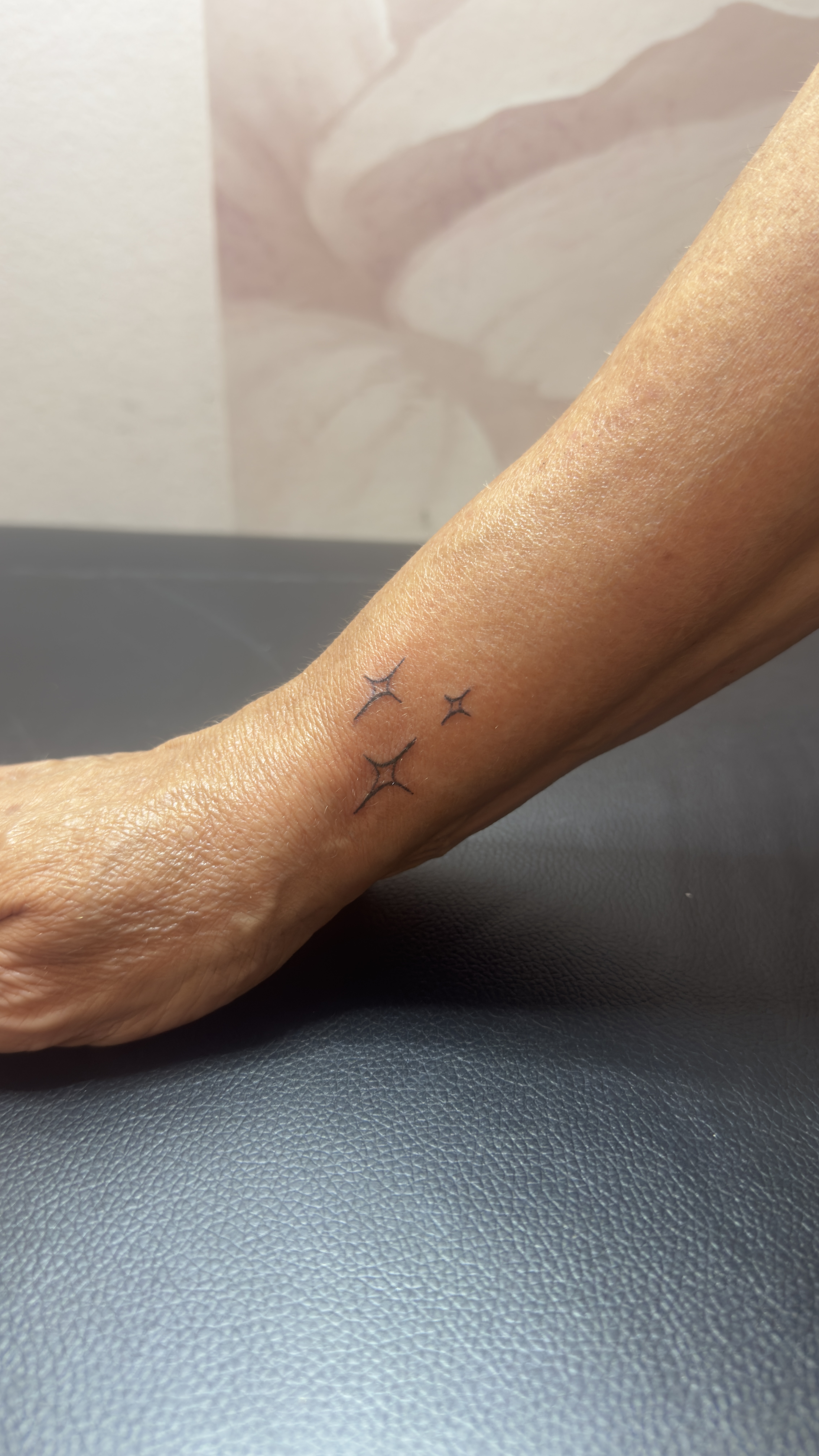 Tatouage fine line étoiles poignet