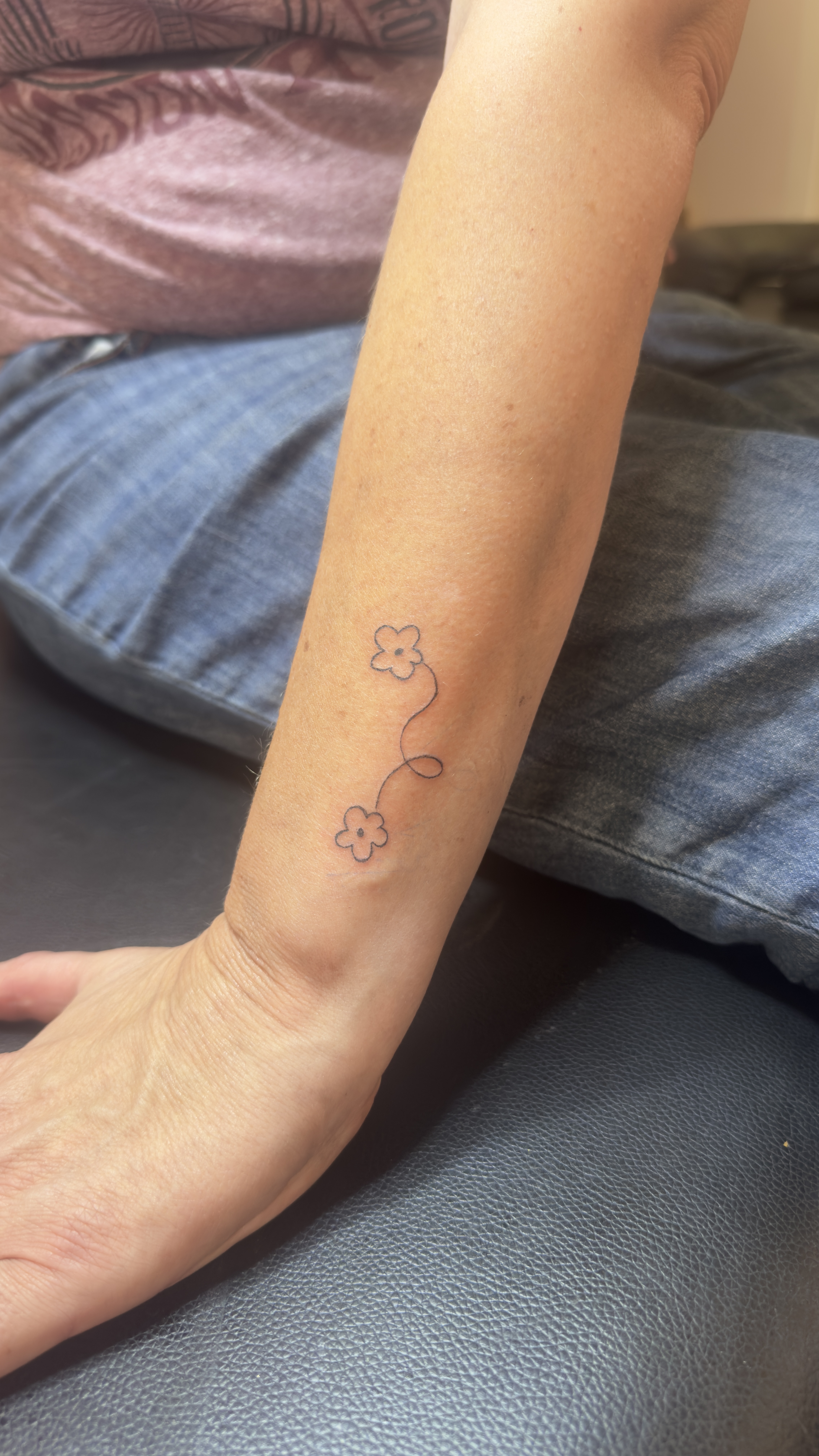 Tatouage fine line fleurs avant-bras