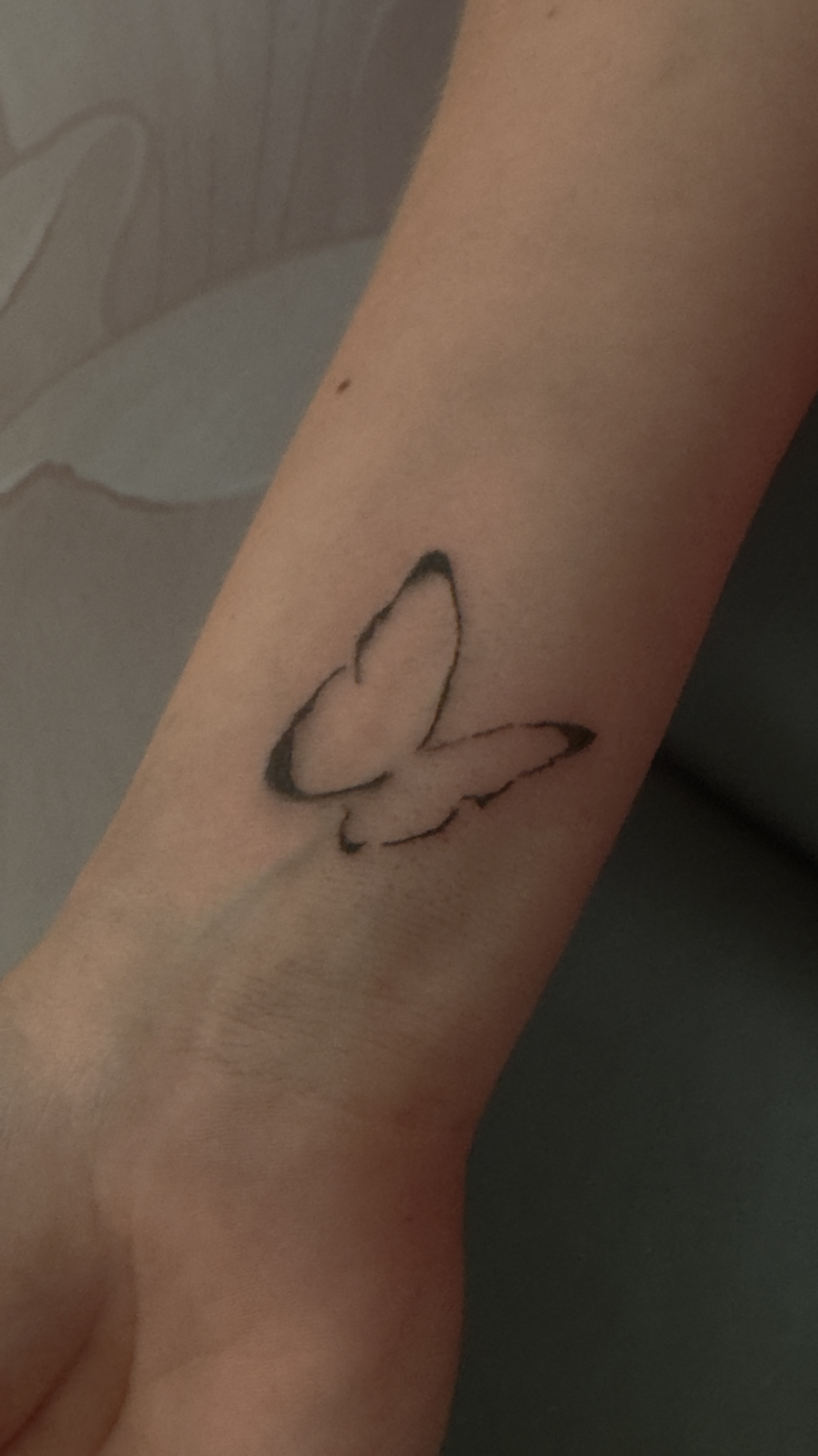 Tatouage papillon poignet