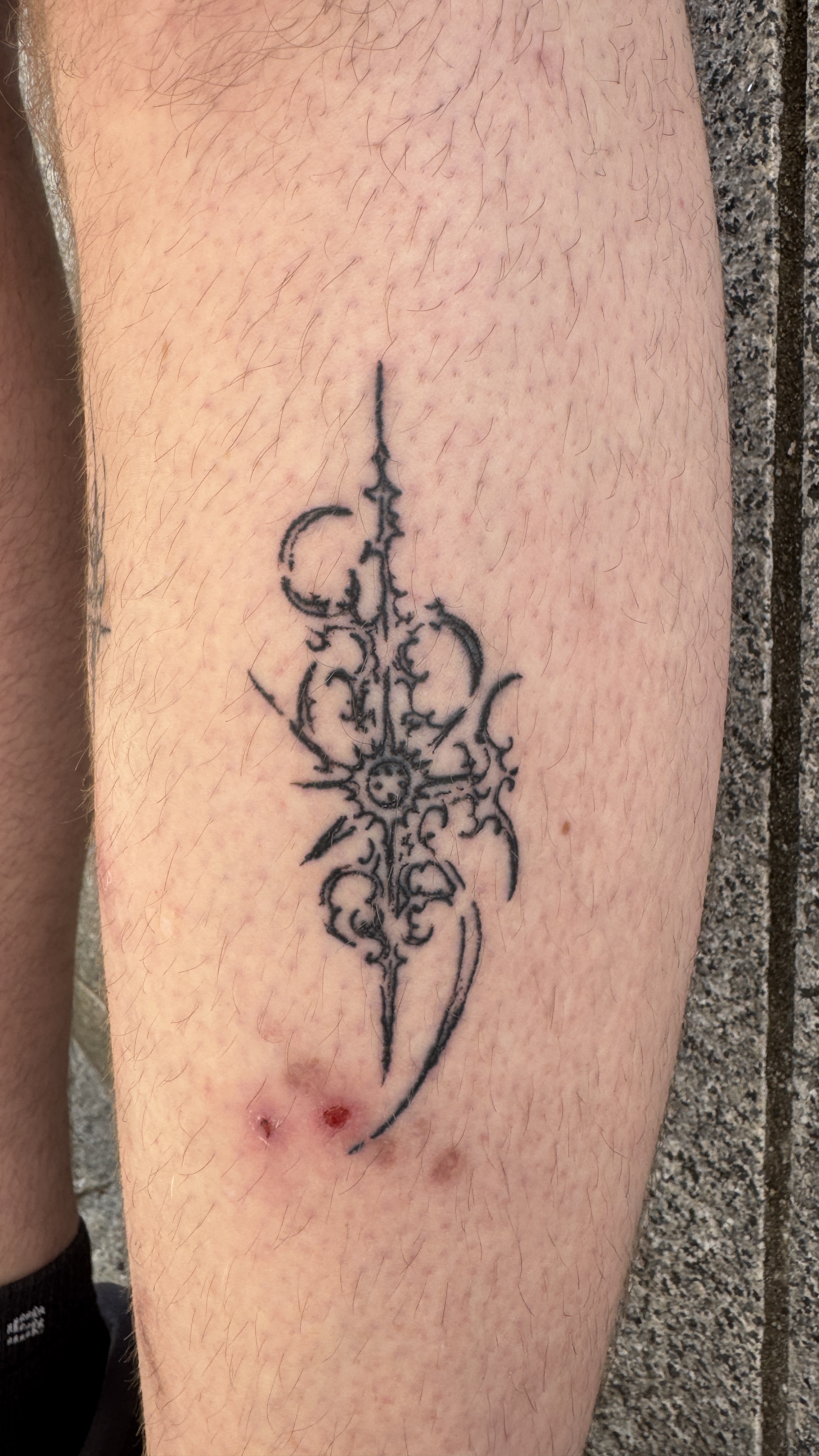 Tatouage fine line ornemental avant-bras