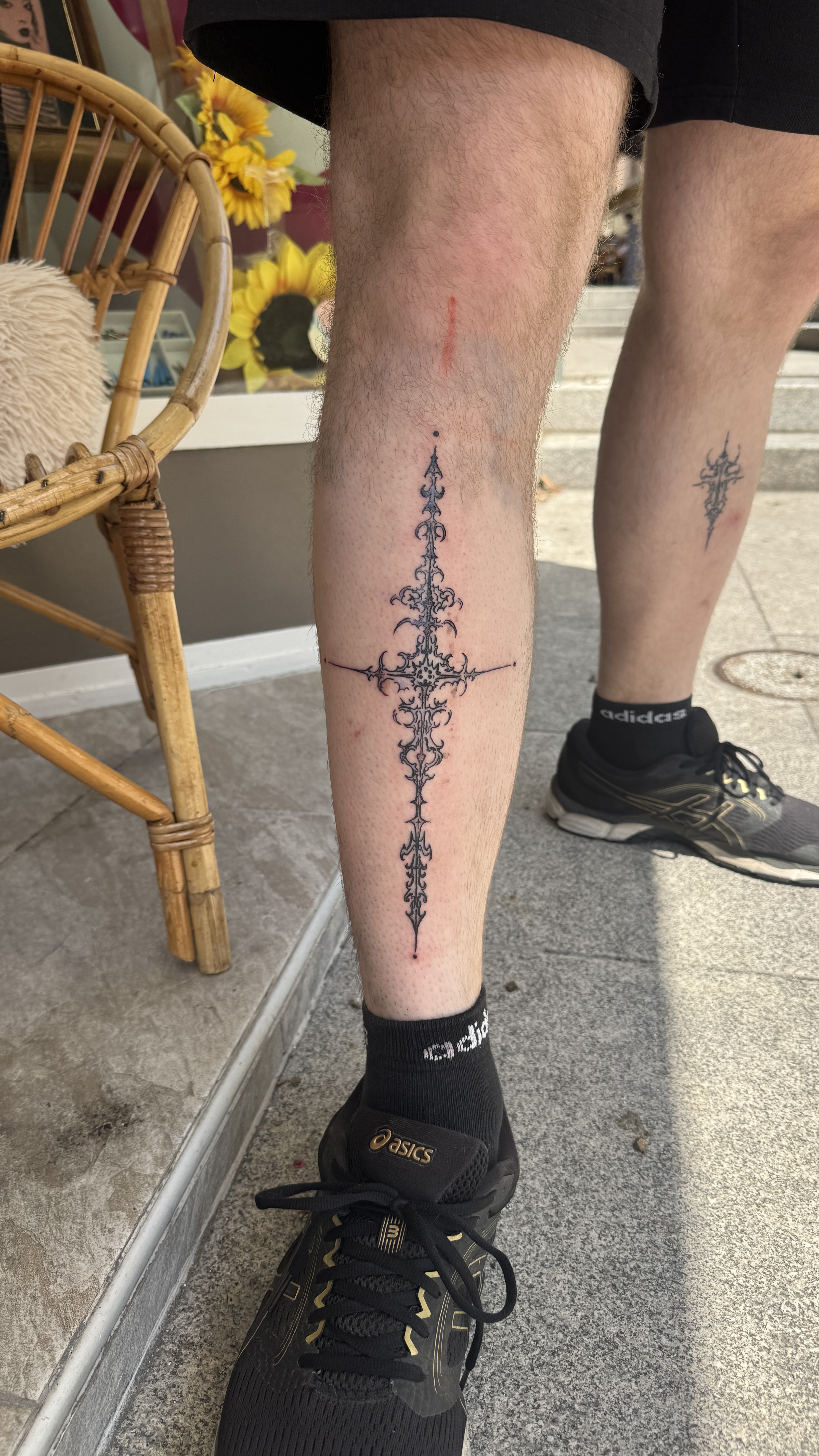 Tatouage fine line croix gothique mollet vue large
