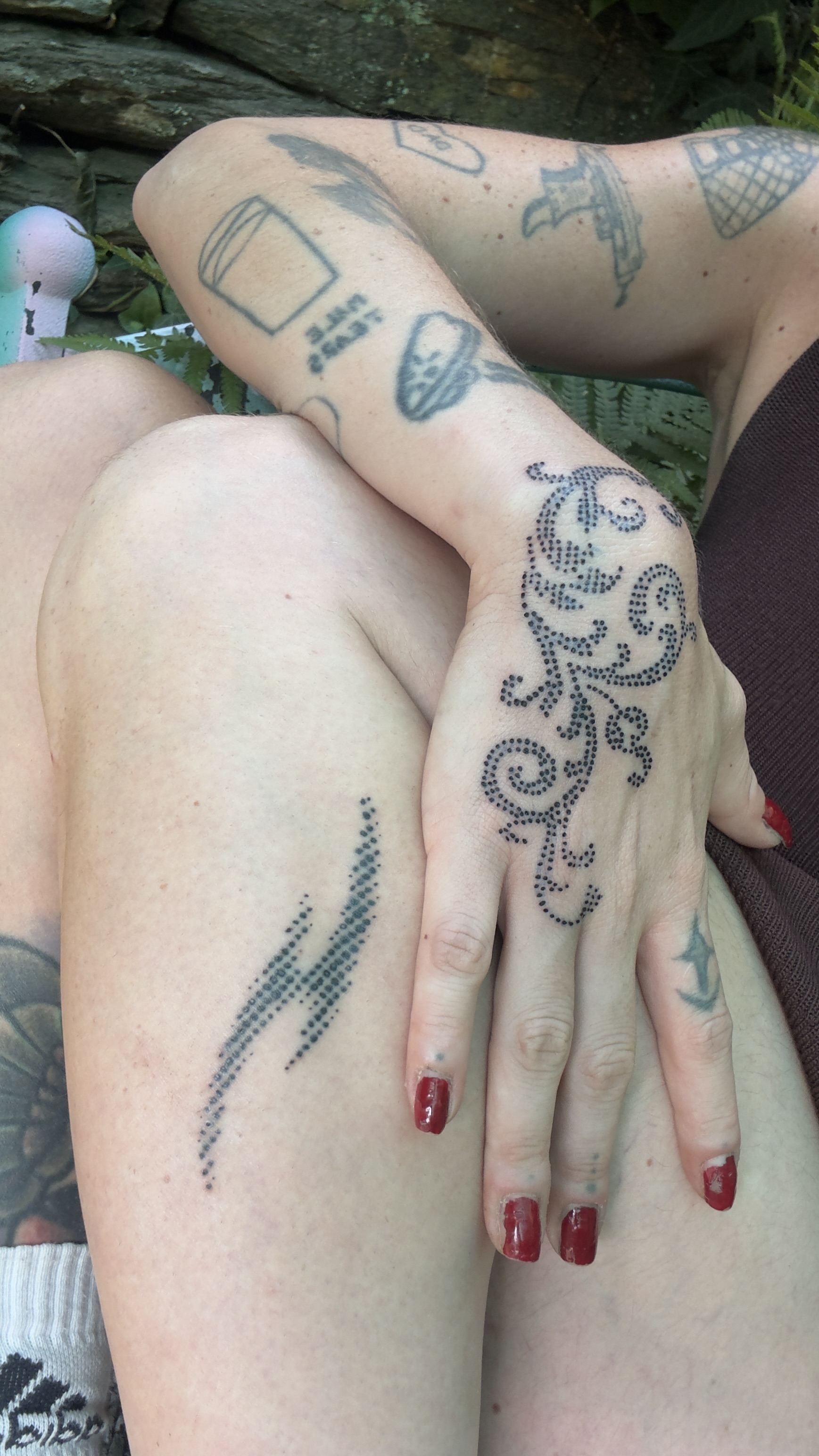 Tatouage dotwork main et jambe