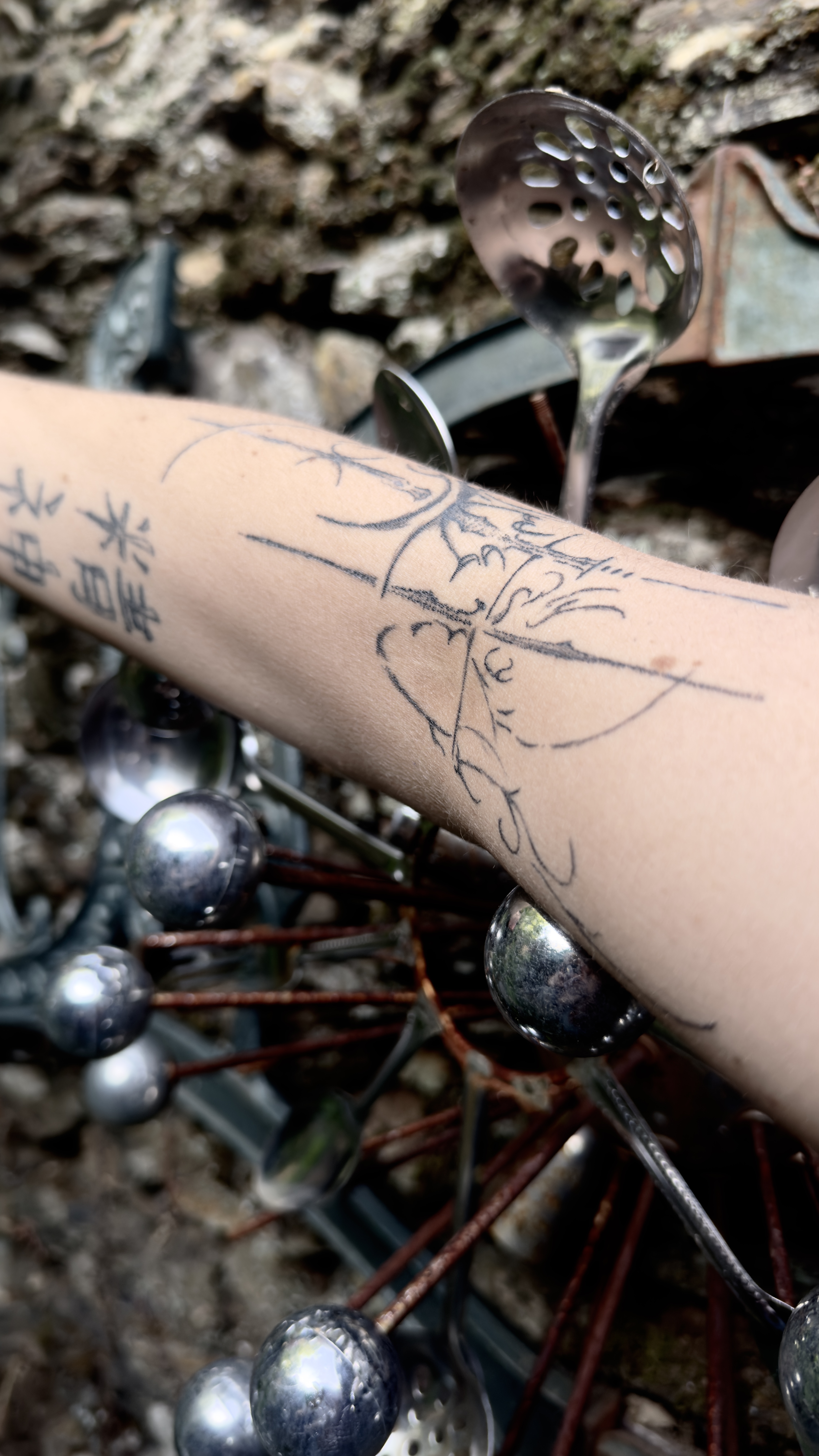 Tatouage fine line bras ornements