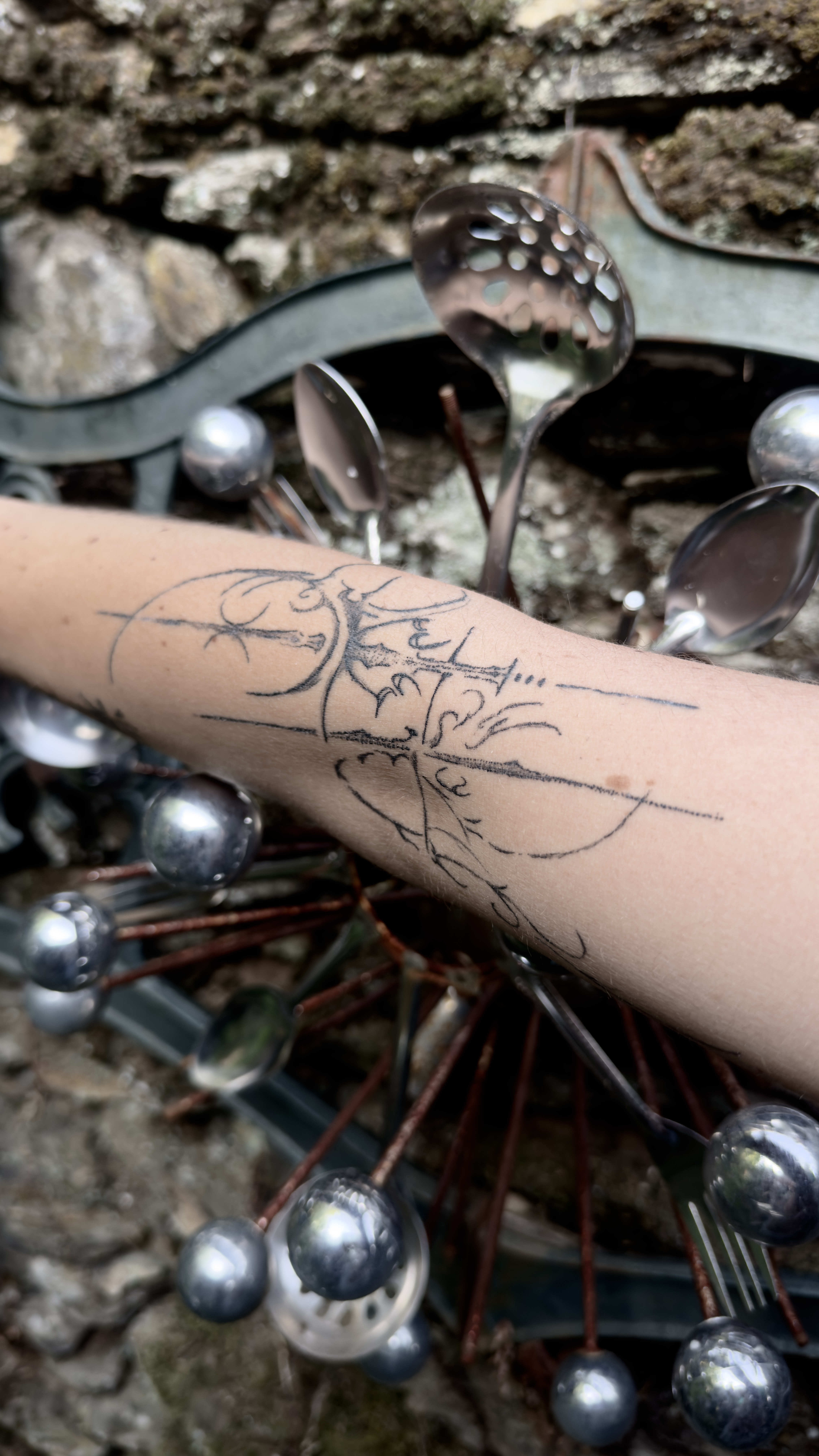 Tatouage fine line bras ornements