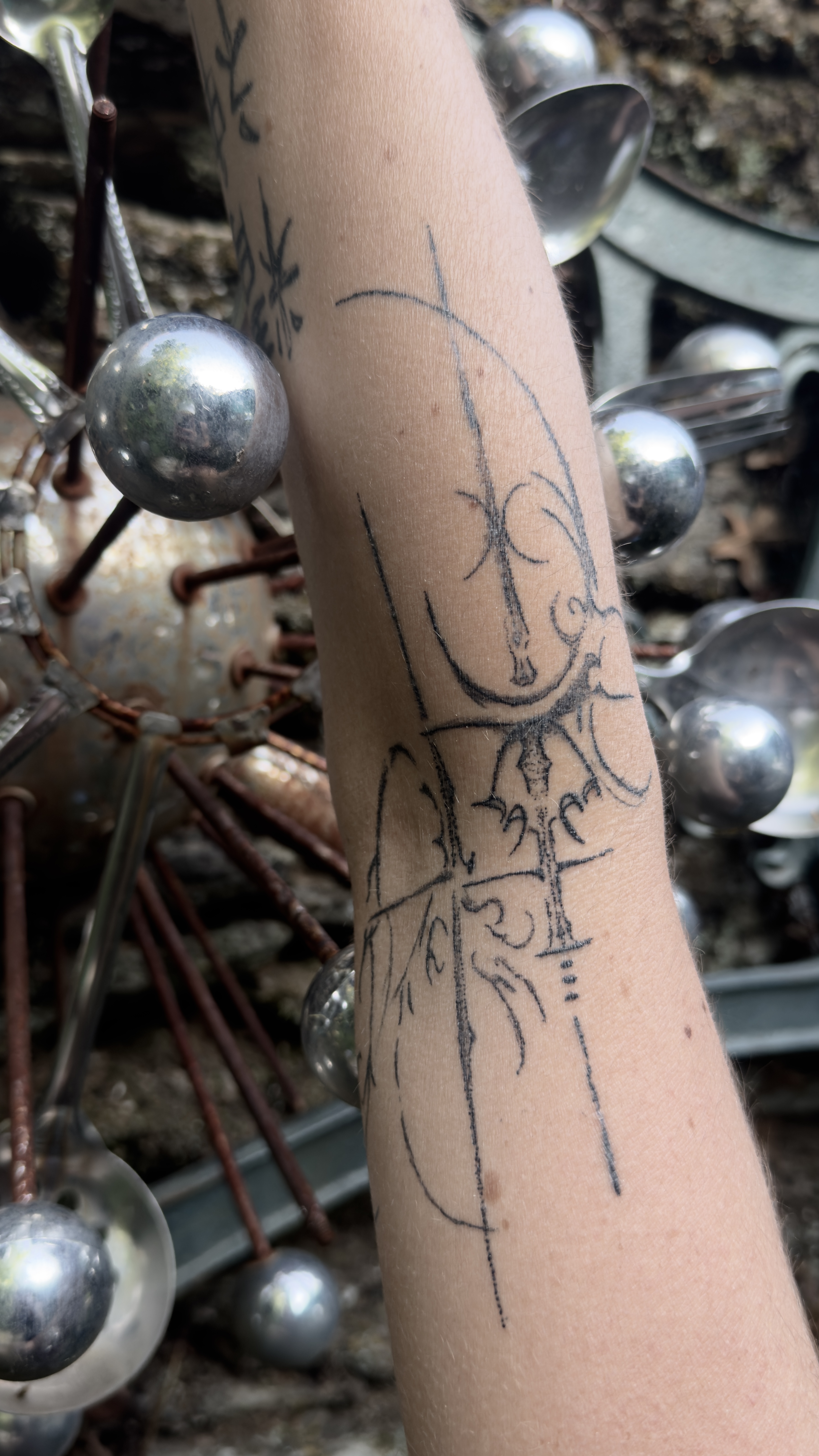 Tatouage fine line bras ornements