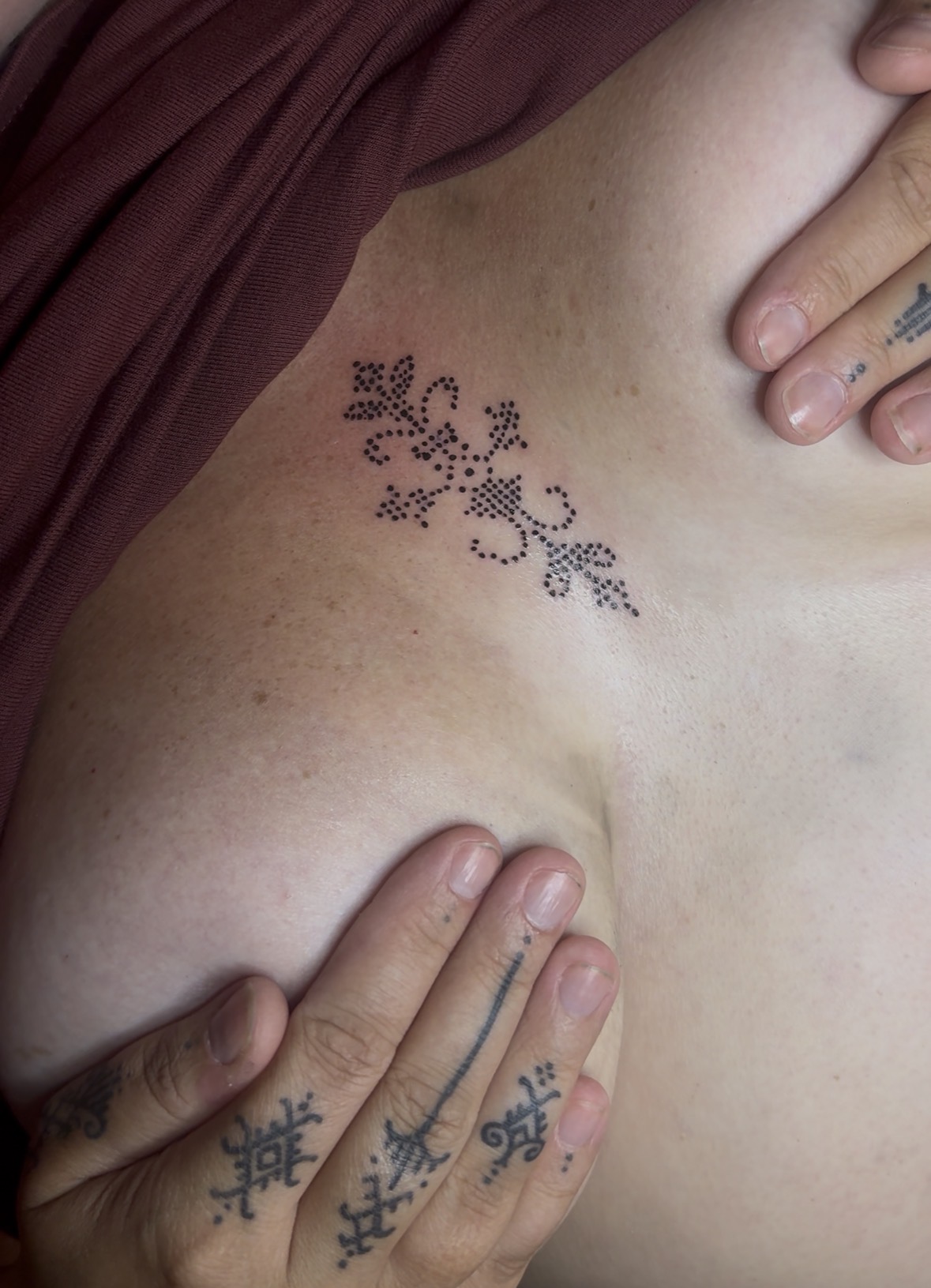 Tatouage dotwork décolleté